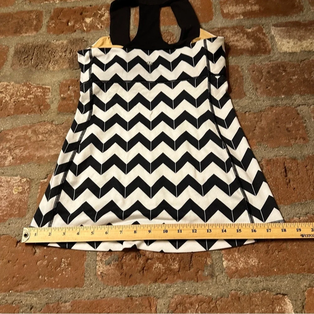 Lululemon Scoop Neck Tank in the "Arrow Chevron Polar Cream Black" pattern sz 6 - Picture 13 of 16